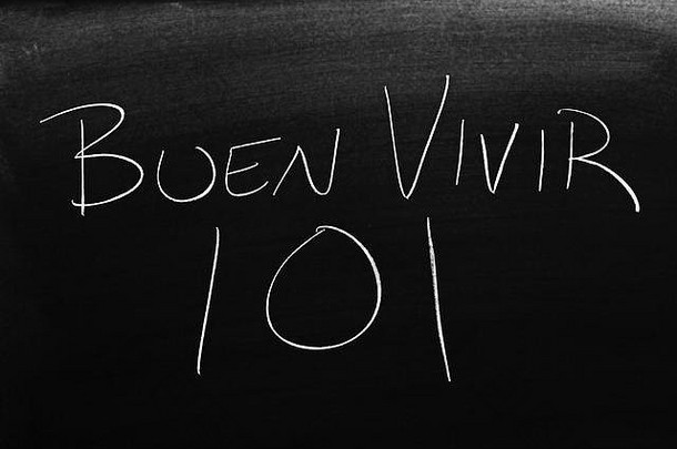 黑板上用粉笔写着“Buen Vivir 101”