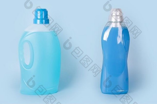 蓝色背景上的清洁剂和织物柔软剂瓶。清洁产品、家用化学品的容器。液体洗衣粉和洗涤剂