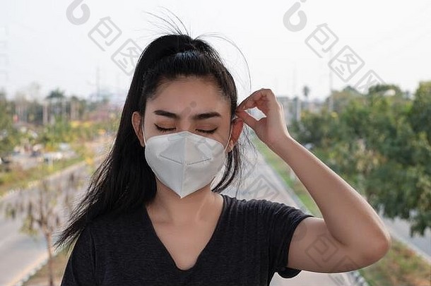 黑色的<strong>衬衫女</strong>人站把呼吸器面具保护机载呼吸疾病流感科维德冠状病毒