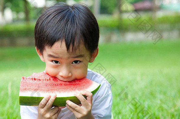 吃西瓜的男孩