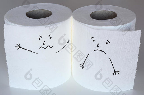 两张白色的卫生纸卷上画着一张愤怒和忧郁的脸，相互靠近，代表着愤怒和悲伤的感觉