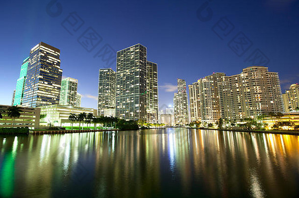 美国佛罗里达州迈阿密市区和布里克尔基夜景的天际线
