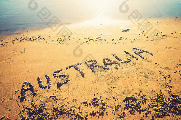 在海滩上使用贝壳绘制的澳大利亚文本
