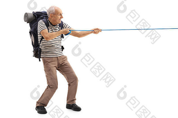 一个成年徒步旅行者拉着白色背景上隔离的绳子的全长侧面照片