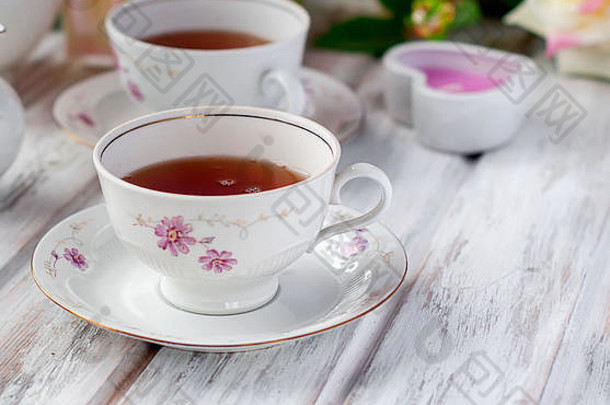 两个茶杯，茶壶和牛奶壶，<strong>花</strong>式节日餐具<strong>茶具</strong>。假日概念。
