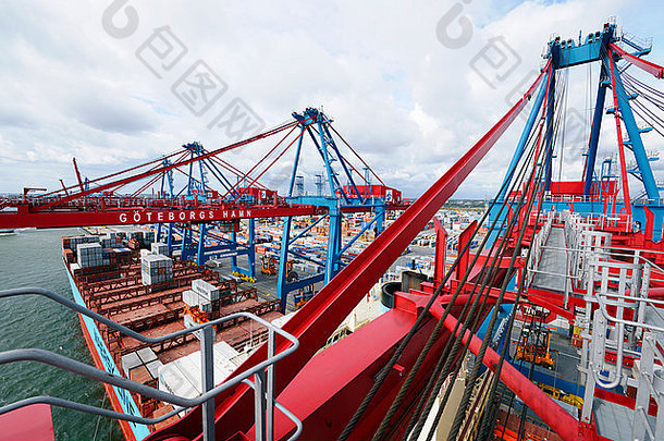 大型商业集装箱港口和船舶，从船上高处拍摄