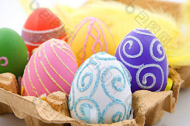 色彩斑斓的复活节鸡蛋盒子孤立的白色背景