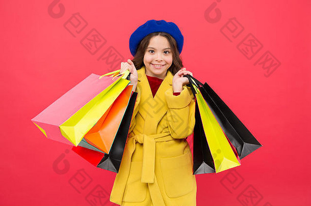 女孩可爱的孩子拿着购物袋红色背景。在生日假期享受折扣购物。时尚达人喜欢购物。沉迷于购物。通过商店的春<strong>季</strong>大减价，让衣橱<strong>焕</strong>然一<strong>新</strong>。