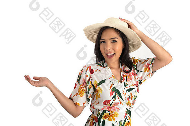 在摄影棚里，一个穿着<strong>花裙子</strong>的漂亮女孩的半拍照片把一只手放在白色草帽上。
