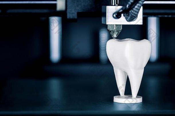 在牙科中使用3D打印机，义齿通过熔丝而成