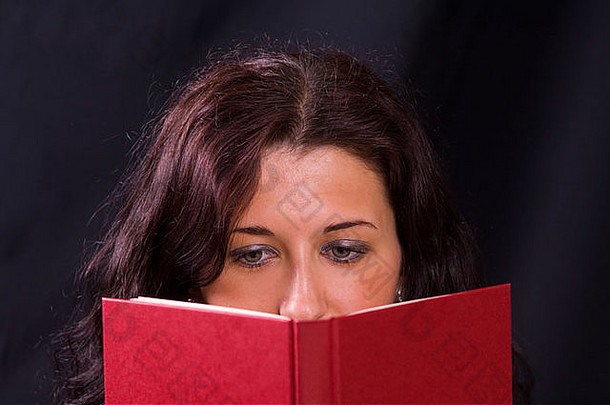 年轻的女人阅读书