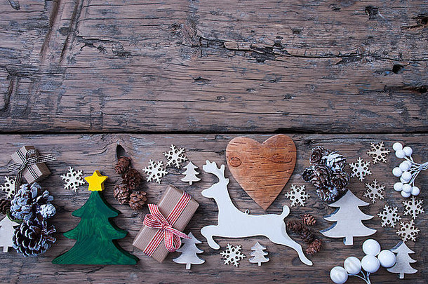 绿色、红色、棕色圣诞装饰、圣诞树、驯鹿、礼物