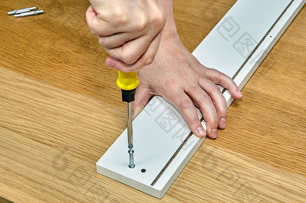 用于凸轮锁配件的家具连接器的细木工插入销。