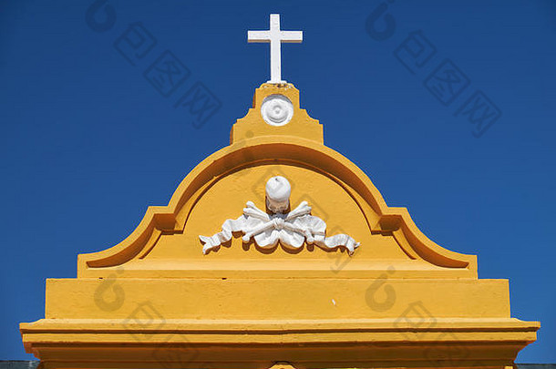 一座水泥厂大门的三角墙，由十字架和死者头像托内科夫（Tonenkopf）装饰。梅托拉。葡萄牙。