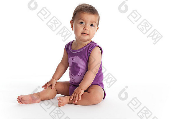 婴儿女孩坐着地板上白色背景