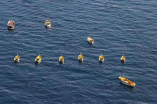 黄色的划船船行positano海岸意大利