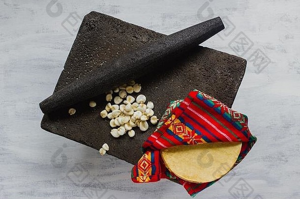 传统的麦代特用于制作玉米粉饼，这是前西班牙裔食物