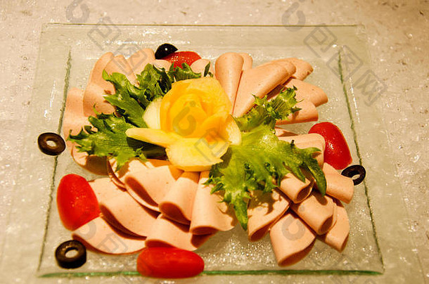 泰国酒店餐厅为客人提供的自助餐服务中，香肠猪肉肉酱配新鲜蔬菜