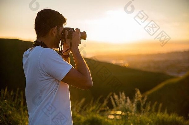 男人。需要照片尼康相机日落前山惠灵顿奥克兰新西兰