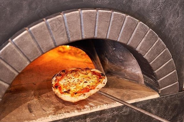 意大利那不勒斯餐厅，用传统的木制烤箱烤出美味的玛格丽塔比萨饼。<strong>原汁原味</strong>的那不勒斯披萨。炽热的煤。
