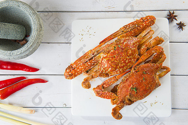 顶视图白色盘子上煮的美味辣酱青蟹。用热烟蒸的新鲜食物。