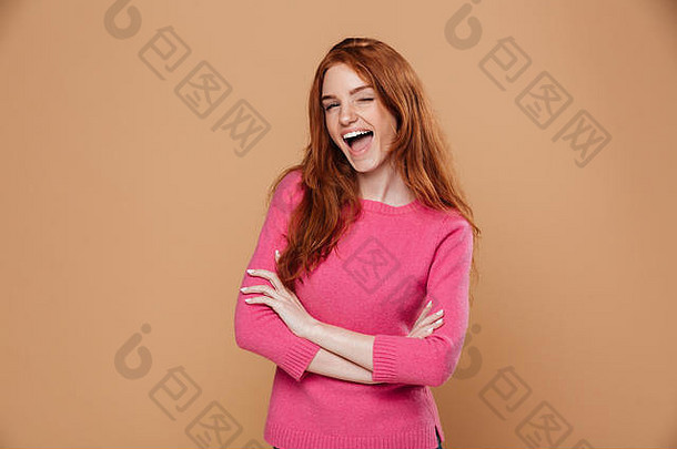 肖像年轻的快乐的红色头发的人女孩相机眨眼孤立的米色背景