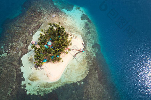 小普里瓦特岛蓝色的加勒比海水空中无人机视图