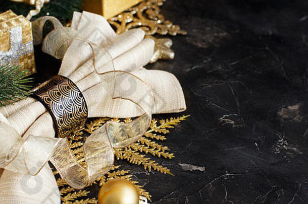 金色和黑色圣诞餐桌，带有圣诞装饰