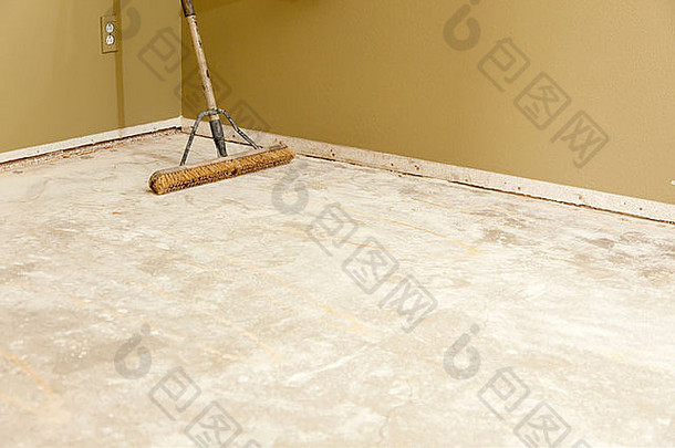 空白混凝土房屋地板，带扫帚，准备地板。