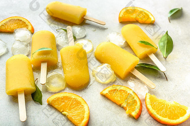 橘子冰棒配冷冻果汁和冰块，夏日清爽小吃