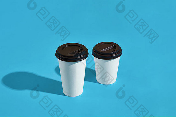 蓝色背景上2个热咖啡杯的平面设计，带有cop