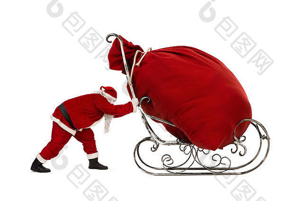 圣诞老人推着雪橇，背着一个巨大的袋子，里面装满了白色背景上的圣诞礼物