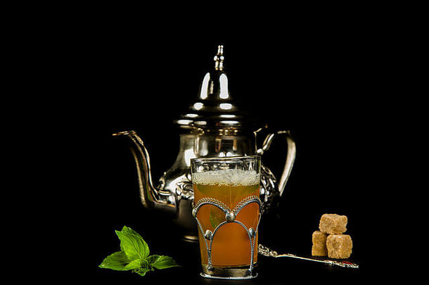真正的摩洛哥薄荷茶，原汁原味，茶杯和茶壶以黑色为背景