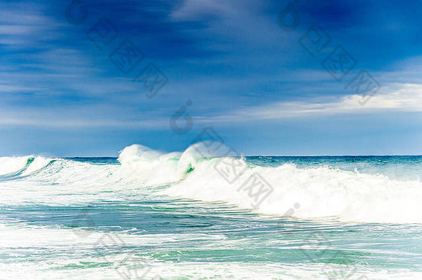 澳大利亚新南威尔士州悉尼勃朗特海滩的危险<strong>冲浪</strong>条件