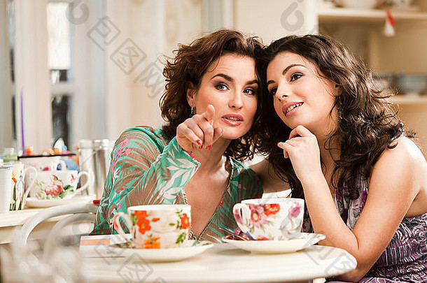 可爱的女人边喝茶边聊天。查看同一张<strong>照片</strong>中的更<strong>多图</strong>像。