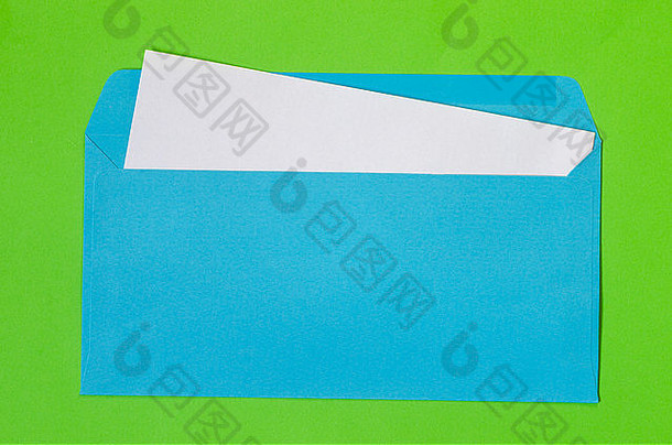 开放蓝色的信封空白纸绿色背景