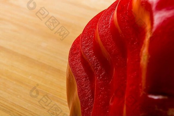 堆放桩切片新鲜的红色的红辣椒贝尔胡椒竹子切割董事会