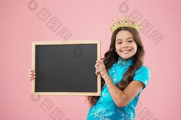 快乐的童年。快乐的公主拿着学校的黑板。成功学校。学校舞会广告。舞会女王举行学校董事会，复印空间。加冕美丽派对。骄傲和荣耀。