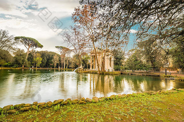 在罗马的一个<strong>英国风景</strong>园林中，有着浪漫建筑的田园诗般的湖泊