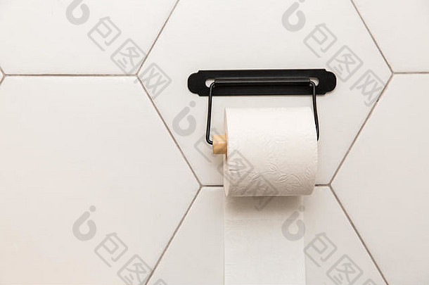 白色卷软厕所。。。纸整齐挂现代铬持有人光浴室墙