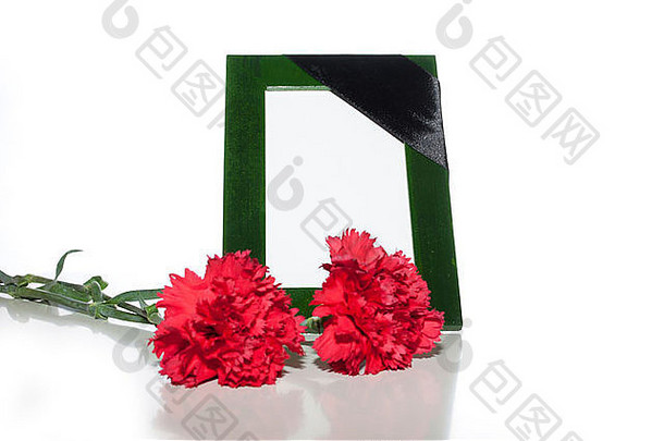 绿色相框，黑色胶带，红色康乃馨，浅色背景