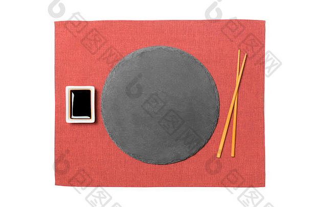 emptyround黑色的板岩板筷子寿司我是酱汁红色的餐巾背景前视图复制空间设计
