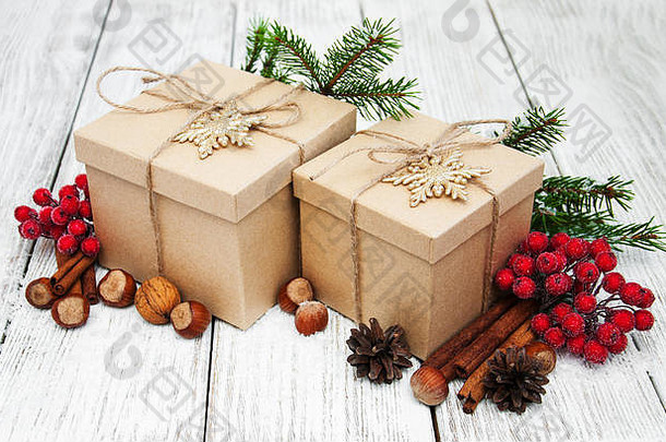 旧木背景上的圣诞礼品盒榛子和球