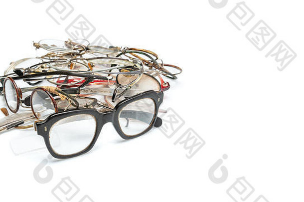 在白色背景上隔离的一组旧破眼镜。Banner 16x9格式，带有文本空间。概念-更换旧眼镜