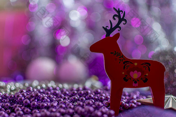 田野深处的一只红雨鹿的圣诞装饰。乳紫色背景。