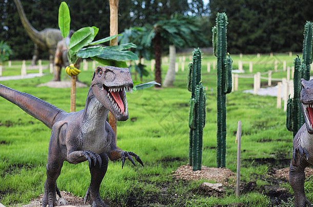 恐龙公园。以自然为背景的恐龙。玩具d