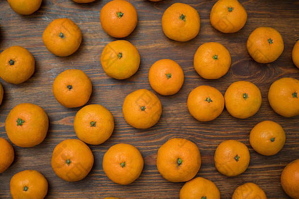 木质背景上的鲜亮多汁的<strong>橘子</strong>。果盘。出身背景