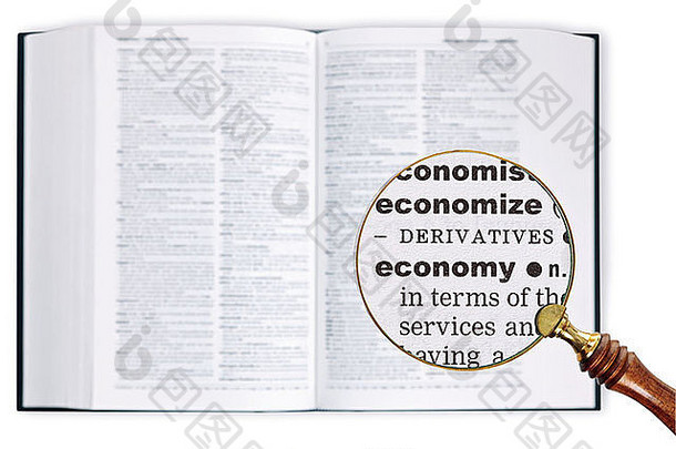 一个放在字典上的放大镜看着经济这个词