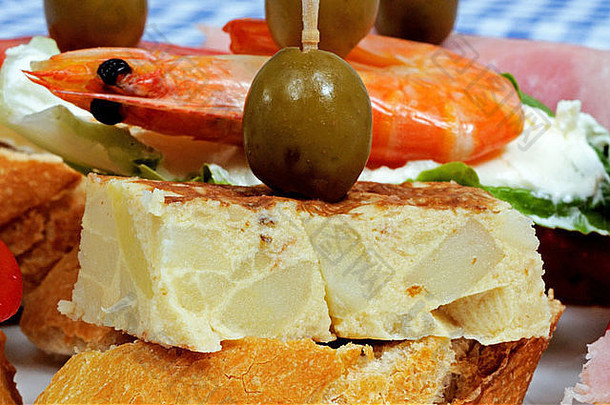 西班牙小吃精选，西班牙玉米粉圆饼配以绿橄榄，配以西班牙前景的硬皮面包。