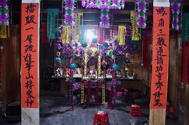 在贵州的一个村庄里，在赎愿仪式中制作的五颜六色的祭坛。文本翻译：崇拜自然和祖先。